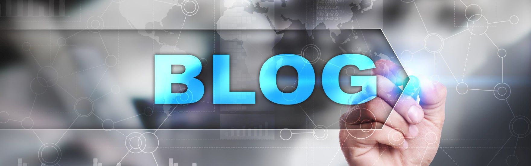 Stift in einer Hand mit Aufschrift Blog