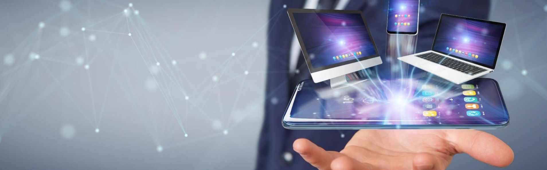 Handy, PC, Tablet und Laptop auf einer Hand