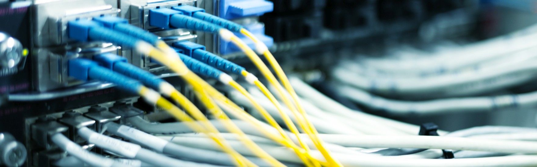 Glasfaserswitch mit Kabeln
